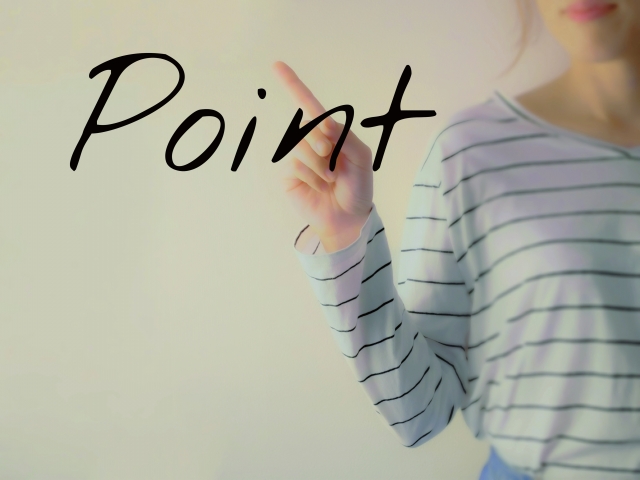 Pointの文字を指差す女性